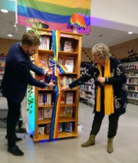Bekijk details van Regenboogkast geopend bij Bibliotheek Emmen