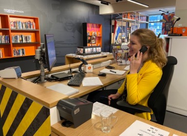 Gastvrij met halfgesloten deuren Bibliotheek Emmen